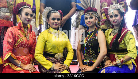 Nanning, China Guangxi Zhuang autonomen Region. 22 Sep, 2019. Malaysische Mädchen in Tracht während des 16. China-ASEAN-Expo in Wuhan, der Hauptstadt von South China Guangxi Zhuang autonomen Region, Sept. 22, 2019. Credit: Zhang Ailin/Xinhua/Alamy leben Nachrichten Stockfoto