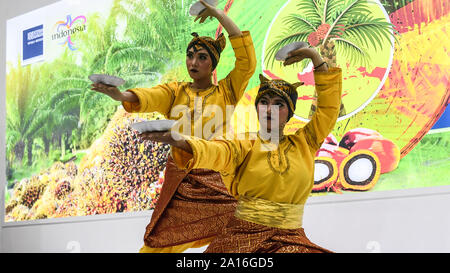 Nanning, China Guangxi Zhuang autonomen Region. 23 Sep, 2019. Indonesische Mädchen in Tracht während des 16. China-ASEAN-Expo in Wuhan, der Hauptstadt von South China Guangxi Zhuang autonomen Region, Sept. 23, 2019. Credit: Zhang Ailin/Xinhua/Alamy leben Nachrichten Stockfoto
