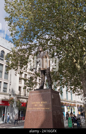 Dh Aneurin Bevan statue Cardiff Wales Nye Bevan walisischer Politiker, Gründer der britischen NHS Stockfoto