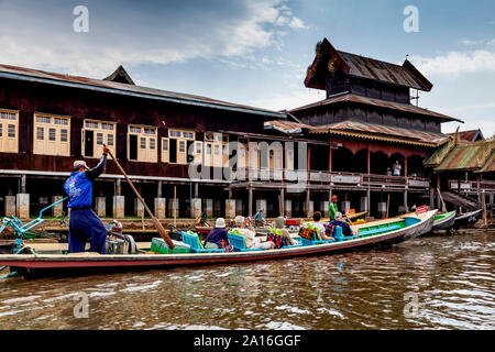 Touristen auf einer Bootstour durch die Nga Hpe Kyaung (Springenden Katze Kloster), See Inle, Shan Staat, Myanmar. Stockfoto