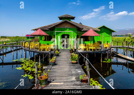 Eine bunte Cafe/Restaurant, Minethauk Brücke, See Inle, Shan Staat, Myanmar. Stockfoto