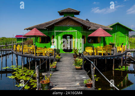 Eine bunte Cafe/Restaurant, Minethauk Brücke, See Inle, Shan Staat, Myanmar. Stockfoto