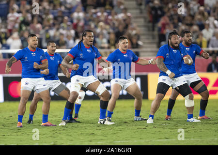 Saitama, Japan. 24 Sep, 2019. Samoanischen Spieler führen Sie den Siva Tau, ihre traditionellen Krieg Tanz, vor der Rugby World Cup 2019 Pool eine Übereinstimmung zwischen Russland und Samoa an Kumagaya Rugby Stadium, in der Nähe von Tokio. Samoa Niederlagen Russland 34-9. Credit: Rodrigo Reyes Marin/ZUMA Draht/Alamy leben Nachrichten Stockfoto