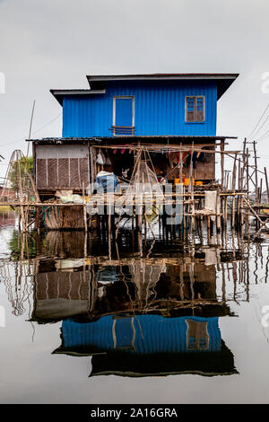 Typisches Haus auf Stelzen, nampan Village, Lake Inle, Shan Staat, Myanmar. Stockfoto