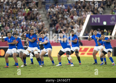 Saitama, Japan. 24 Sep, 2019. Samoanischen Spieler führen Sie den Siva Tau, ihre traditionellen Krieg Tanz, vor der Rugby World Cup 2019 Pool eine Übereinstimmung zwischen Russland und Samoa an Kumagaya Rugby Stadium, in der Nähe von Tokio. Samoa Niederlagen Russland 34-9. Credit: Rodrigo Reyes Marin/ZUMA Draht/Alamy leben Nachrichten Stockfoto