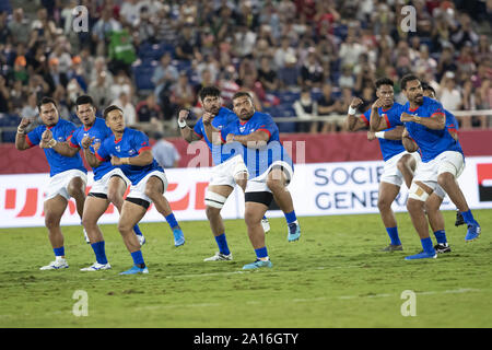 Saitama, Japan. 24 Sep, 2019. Samoanischen Spieler führen Sie den Siva Tau, ihre traditionellen Krieg Tanz, vor der Rugby World Cup 2019 Pool eine Übereinstimmung zwischen Russland und Samoa an Kumagaya Rugby Stadium, in der Nähe von Tokio. Samoa Niederlagen Russland 34-9. Credit: Rodrigo Reyes Marin/ZUMA Draht/Alamy leben Nachrichten Stockfoto