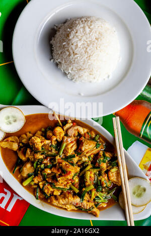 Typische Burmesische speisen (Fisch, Curry und Reis), Nyaung Shwe See Inle, Shan Staat, Myanmar. Stockfoto