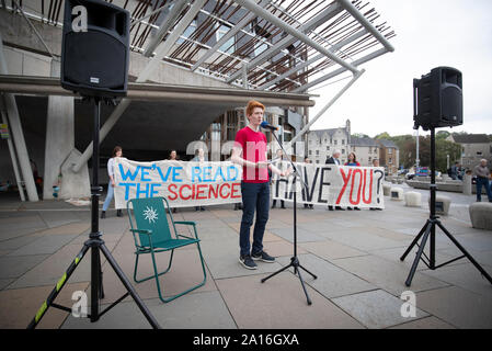 Sandy Boyd, der schottischen Jugend Klima Streik, außerhalb des schottischen Parlaments in Edinburgh vor MSPs Ihre endgültige Abstimmung über Schottland's neue Klimawandel Bill Casting. Boyd lesen Sie die Sehenswürdigkeiten UN-IPCC-Sonderbericht über 1.5C, die besagt, dass Maßnahmen dringend muss innerhalb der nächsten zehn Jahre erhöhen. Stockfoto