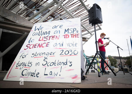 Sandy Boyd, der schottischen Jugend Klima Streik, außerhalb des schottischen Parlaments in Edinburgh vor MSPs Ihre endgültige Abstimmung über Schottland's neue Klimawandel Bill Casting. Boyd lesen Sie die Sehenswürdigkeiten UN-IPCC-Sonderbericht über 1.5C, die besagt, dass Maßnahmen dringend muss innerhalb der nächsten zehn Jahre erhöhen. Stockfoto