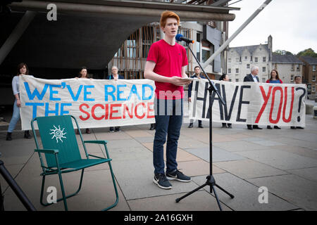 Sandy Boyd, der schottischen Jugend Klima Streik, außerhalb des schottischen Parlaments in Edinburgh vor MSPs Ihre endgültige Abstimmung über Schottland's neue Klimawandel Bill Casting. Boyd lesen Sie die Sehenswürdigkeiten UN-IPCC-Sonderbericht über 1.5C, die besagt, dass Maßnahmen dringend muss innerhalb der nächsten zehn Jahre erhöhen. Stockfoto