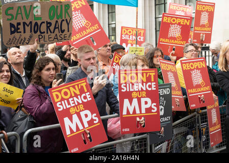 London, Großbritannien. 24 Sep, 2019. Pro-bleiben Unterstützer sammeln vor dem Obersten Gericht in London, Britain on Sept. 24, 2019. Die britische Oberste Gerichtshof entschied am Dienstag, dass Premierminister Boris Johnson die Entscheidung des Parlaments für fünf Wochen auszusetzen, illegal war. Credit: Ray Tang/Xinhua Stockfoto