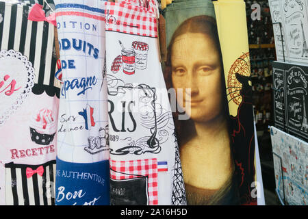 Paris, Frankreich, Sept 03, 2019: Taschen mit Paris logo und Mona Lisa Foto auf Verkauf in Montmartre Souvenirshop in Paris, Frankreich Stockfoto