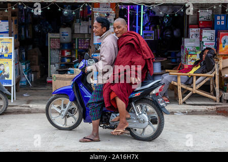 Ein buddhistischer Mönch auf dem Rücken eines Motorrades, Nyaung Shwe See Inle, Shan Staat, Myanmar Stockfoto