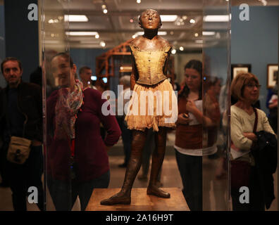 Paris Opera" am Musée d'Orsay in Paris. 19 Jan, 2020. Foto auf Sept. 24, 2019 zeigt ein Kunstwerk auf dem Display während der Ausstellung genommen 'Degas an der Oper" am Musée d'Orsay in Paris, Frankreich. Die Ausstellung dauert bis 19.01.2020. Credit: Gao Jing/Xinhua/Alamy leben Nachrichten Stockfoto