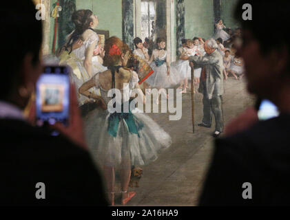 Paris Opera" am Musée d'Orsay in Paris. 19 Jan, 2020. Foto auf Sept. 24, 2019 zeigt ein Gemälde auf dem Display während der Ausstellung genommen 'Degas an der Oper" am Musée d'Orsay in Paris, Frankreich. Die Ausstellung dauert bis 19.01.2020. Credit: Gao Jing/Xinhua/Alamy leben Nachrichten Stockfoto