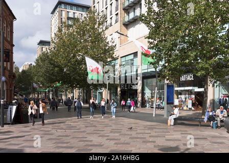 Dh die Hayes CARDIFF WALES Menschen in city center Square Stockfoto