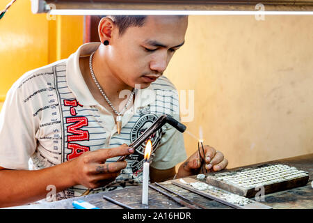 Ein junger Mann in einer Silberschmiede Shop, Inle See, Shan Staat, Myanmar Stockfoto