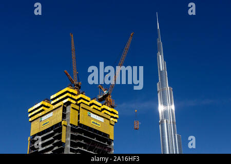 DUBAI - Baustelle in der Innenstadt von Dubai mit dem Burj Dubai, dem höchsten Gebäude auf der Erde, in den Hintergrund. Stockfoto