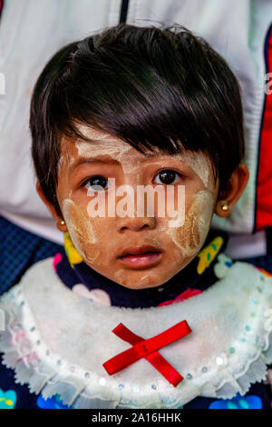 Eine burmesische Kind an Ywama Village, Lake Inle, Shan Staat, Myanmar Stockfoto