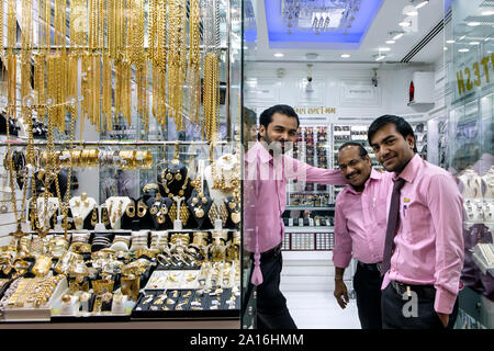 DUBAI - Schmuck Shop Verkäufer sind posieren für die Kamera, die im Gold Souk. Stockfoto