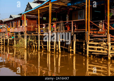 Zwei Frauen aus der Padaung (lange Hals) Ethnische sitzen auf der Terrasse eines Stelzenhaus, Ywama Dorf, Inle Lake, Myanmar Gruppe Stockfoto