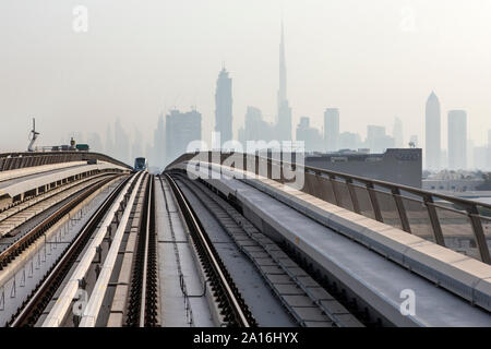 DUBAI - Blick von der U-Bahn an der Skyline von Downtown Dubai in den Morgen. Stockfoto