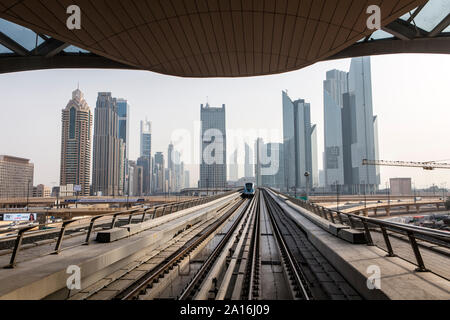 DUBAI - Blick von der U-Bahn an der Skyline von Downtown Dubai in den Morgen. Stockfoto