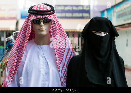 DUBAI - Traditionelle arabische Kleidung auf dem Display vor einem Geschäft im Souk. Stockfoto