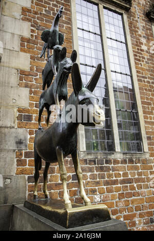 BREMEN, Deutschland - September 06, 2019: berühmte Statue im Zentrum von Bremen, der Darstellung der Esel, Hund, Katze und Hahn aus Grimms Märchen berühmten Tal Stockfoto