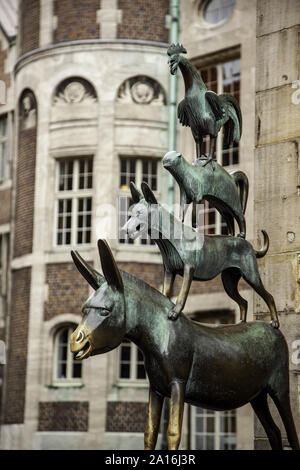 BREMEN, Deutschland - September 06, 2019: berühmte Statue im Zentrum von Bremen, der Darstellung der Esel, Hund, Katze und Hahn aus Grimms Märchen berühmten Tal Stockfoto