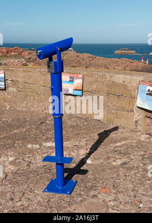 Münz-Teleskop auf Wand von Cromwell Hafen. Dunbar, Schottland Stockfoto