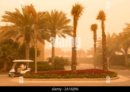 DUBAI - Golf Wagen das Atlantis Hotel auf der Palm Jumeirah durch den Dunst der massiven Sandsturm, dass die Emirate am Donnerstag schlagen gesehen Stockfoto