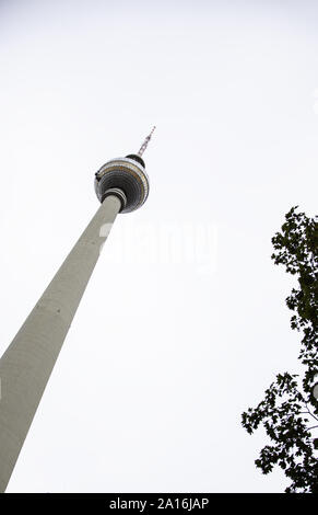 BERLIN - September 14, 2019: Fernsehturm Fernsehturm September 14, 2019 in Berlin, Deutschland. In einer Höhe von 368 Metern ist es der höchste Struktur in Ger Stockfoto