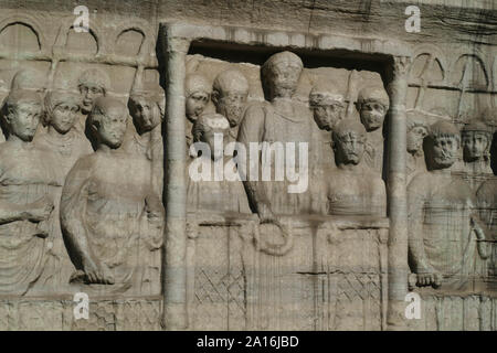 Theodosius und Familie watch Wagenrennen im Hippodrom von Konstantinopel. Skulptur an der Basis der Ägyptische Obelisk in Istanbul, Türkei Stockfoto