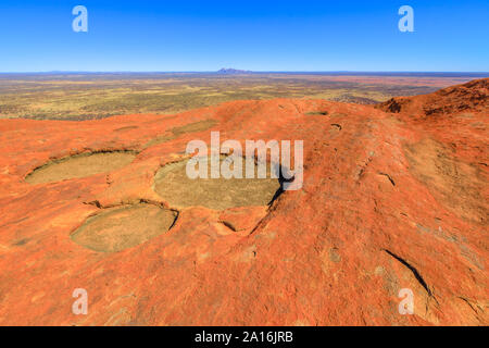 Uluru, Northern Territory, Australien - 23.August 2019: Luftbild von der Oberseite des Uluru-Kata Tjuta National Park. Aufstieg zum Uluru Gipfel. In der Stockfoto