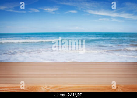 Leere Holz- Tabelle für die Anzeige auf dem Hintergrund des unscharfen Strand Stockfoto