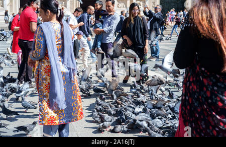 Mailand. Italien, Piazza Duomo, August 2019. Touristen füttern Tauben. Stockfoto