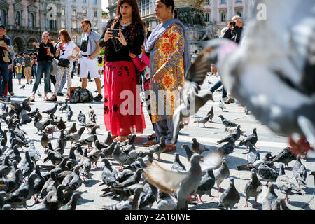 Mailand. Italien, Piazza Duomo, August 2019. Touristen füttern Tauben. Stockfoto