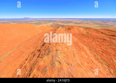 Uluru, Northern Territory, Australien - Aug 23, 2019: Blick von der Spitze des Uluru-Kata Tjuta National Park. Aufstieg zum Uluru Gipfel. Im Hintergrund Stockfoto