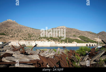 Insel Favignana Egadi, Sizilien, Italien, August 2019. Blick auf das Dorf und den Hafen mit alten Florio Fabrikanlage Stockfoto