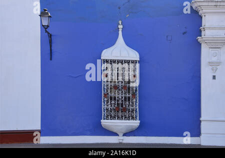 Reich verzierten schmiedeeisernen Schutzgrill, eine Marke der kolonialen Trujillo, Peru Stockfoto