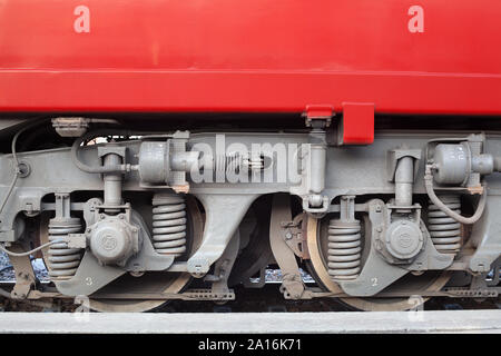 Lokomotive am Bahnhof Plattform, Bügeleisen Eisenbahnräder Mechanismus closeup, Stahl rail wheel Bau, Eisenbahn Wagen teil, Metall transport Reifen Stockfoto