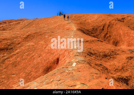 Uluru, Northern Territory, Australien - 23.August 2019: bemalte Richtlinien entlang der Trekking auf dem Ayers Rock in den Uluru-Kata Tjuta National Park. Stockfoto