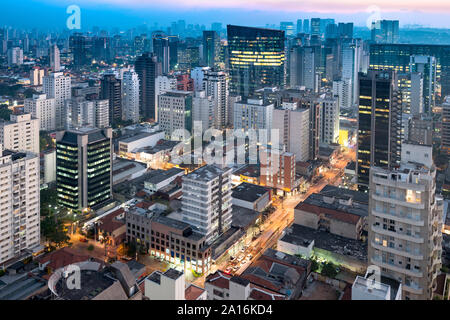 Das Stadtbild von São Paulo in der Dämmerung, Brasilien, Südamerika Stockfoto