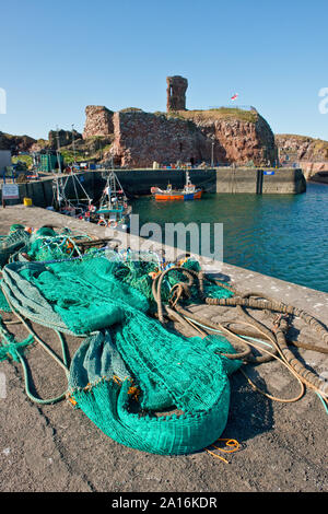 Angeln Boote in der Nähe von Dunbar Castle im Victoria Harbour, Dunbar. Schottland Stockfoto