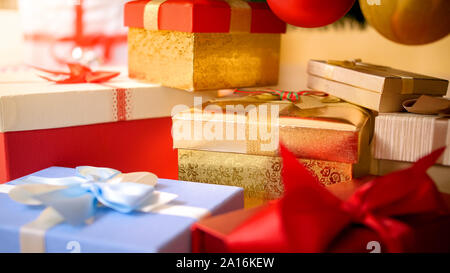 Closeup Bild von bunten Bändern auf Kisten mit Geschenke und Geschenke. Perfekte Zusammenfassung Hintergrund für Urlaub oder Feiern Stockfoto