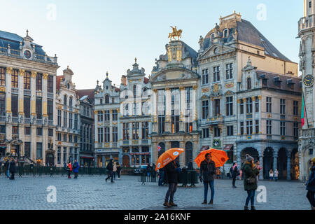 Brüssel, Belgien - 21.01.2019: Grand Place (Grote Markt) mit Rathaus (Hotel de Ville) und Maison du Roi (King's Haus oder Breadhouse) in Brüssel. Stockfoto