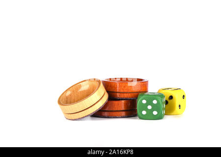 Bunte Würfel und hölzerne Backgammon Steine auf einem weißen Hintergrund. Kopieren Sie Platz. Stockfoto