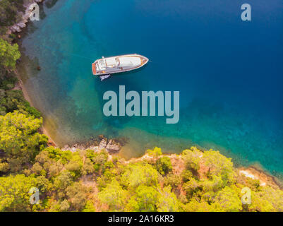 Boot vertäut am Ufer, eine herrliche Seenlandschaft drone Foto. Klare blaue Meer. Stockfoto