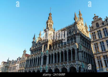 Brüssel, Belgien - 21.01.2019: Grand Place (Grote Markt) mit Rathaus (Hotel de Ville) und Maison du Roi (King's Haus oder Breadhouse) in Brüssel. Stockfoto